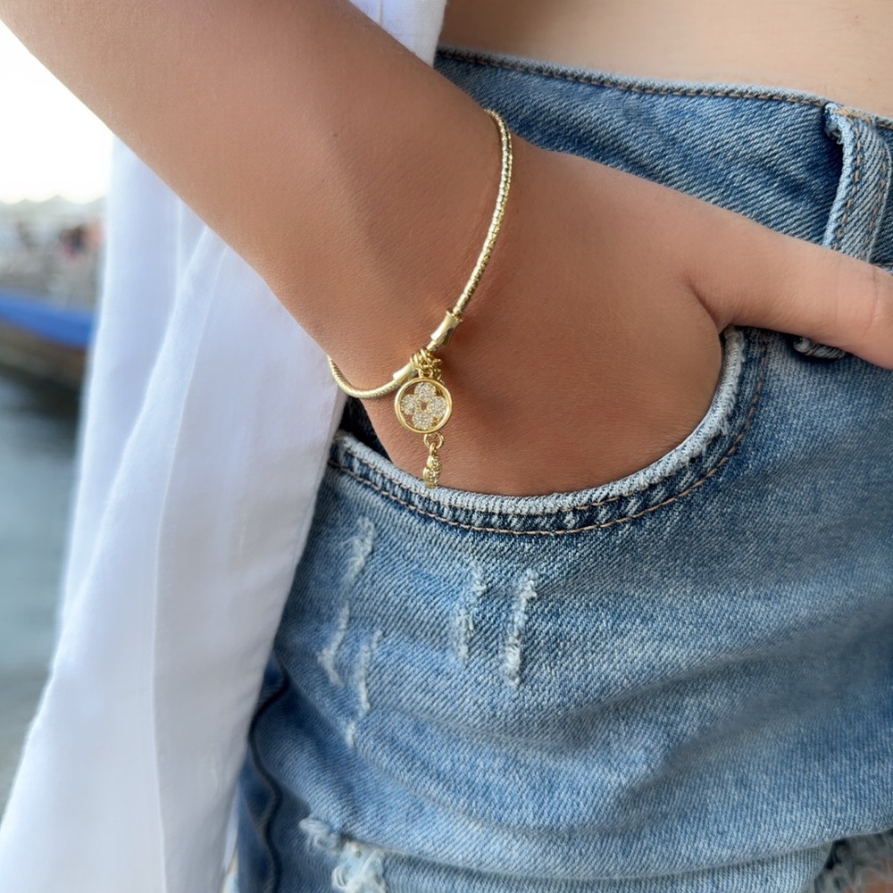 Clover Charm Cuff | 14k Gold Plated Luxury Jewelry - Picture 4 of 9